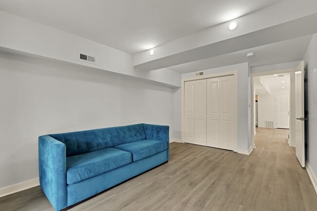 Building Photo - Bright and Spacious Terrace Level 2br in Mt. Pleasant!