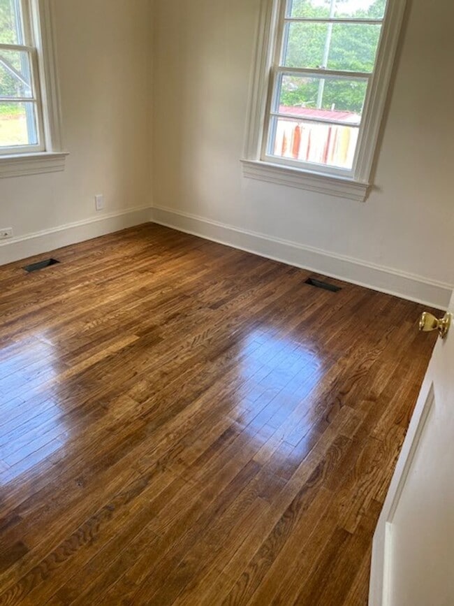 Building Photo - 3 Bedroom Brick Home With Hardwood Floors