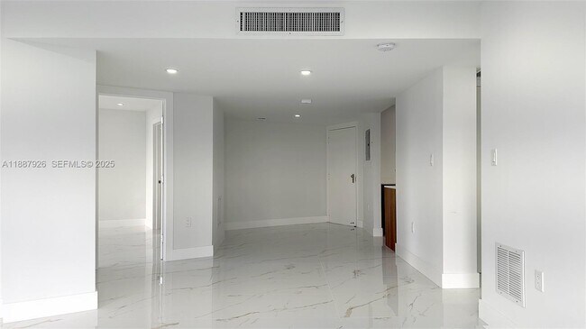 Building Photo - 3301 N Country Club Dr