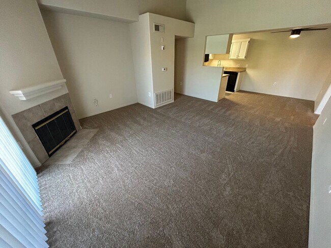 Building Photo - MOVE IN SPECIAL: $1000 OFF RENT WITH THIS SPACIOUS TOP FLOOR 2 BEDROOM 2 BATH CONDO