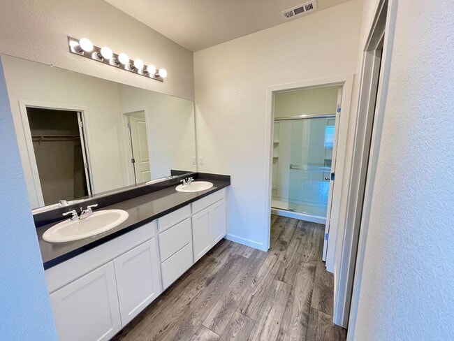 Building Photo - 754 Tamarack Ct