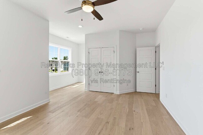 Building Photo - 4016 Dahlia Dr