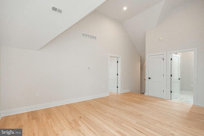 Building Photo - 156 W Oakland Ave