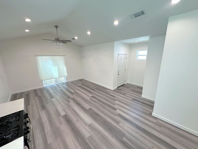 Building Photo - Spacious 3bd/2ba detached REAR home/unit in Lake Balboa!