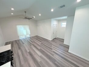 Building Photo - Spacious 3bd/2ba detached REAR home/unit i...