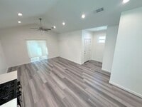 Building Photo - Spacious 3bd/2ba detached REAR home/unit i...