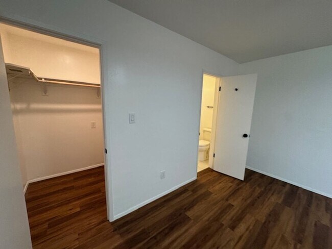 Building Photo - Recently Renovated 2 Bed / 2 Bath Apartmen...