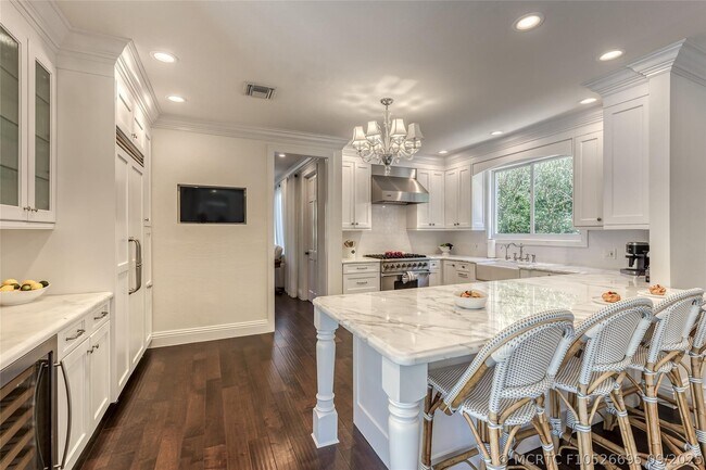 Building Photo - 524 Poinciana Dr