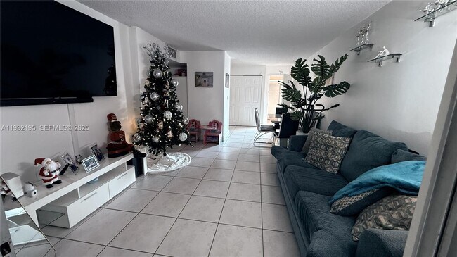 Building Photo - 8860 Fontainebleau Blvd