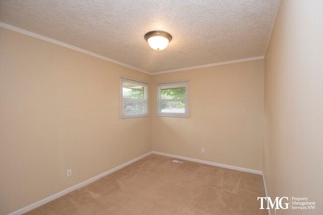 Building Photo - Beautiful Three Bedroom in Great Camas Nei...