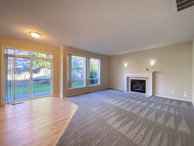 Building Photo - Stunning 4 Bed + 2.5 Bath House in Lake Oswego | Private Backyard, Open Floor Concept, Air Condit...