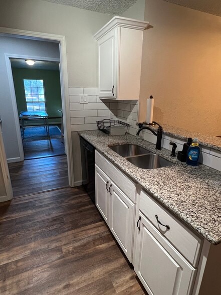 Building Photo - 807 Kavanagh Dr