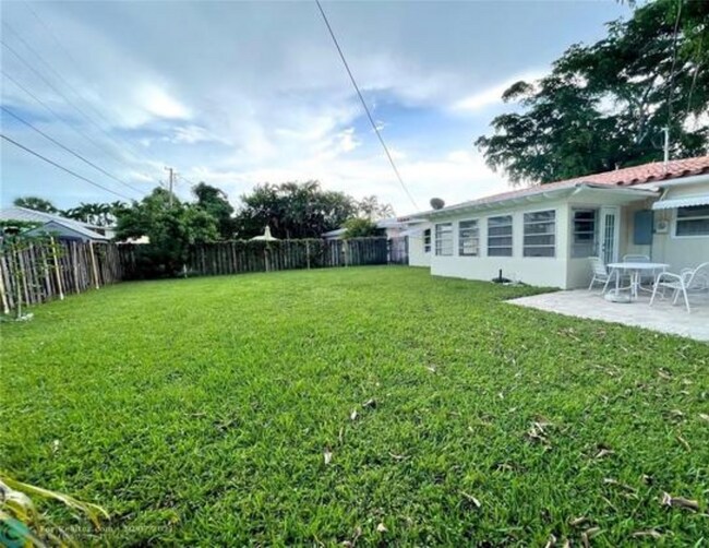 Building Photo - 208 S Riverside Dr