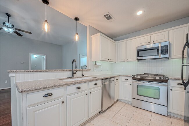 Building Photo - 7135 Woodland Oaks