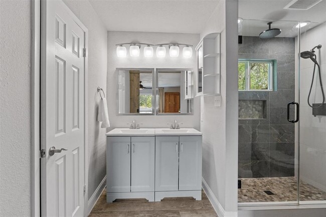 Building Photo - 3112 Val Dr