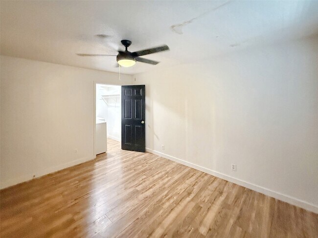 Building Photo - 4811 Live Oak St