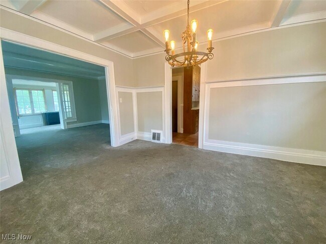 Building Photo - 825 Elmore Ave