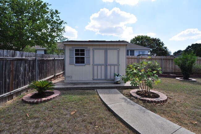 Building Photo - Spacious home for growing family with multiple dining and living areas! HUGE backyard!