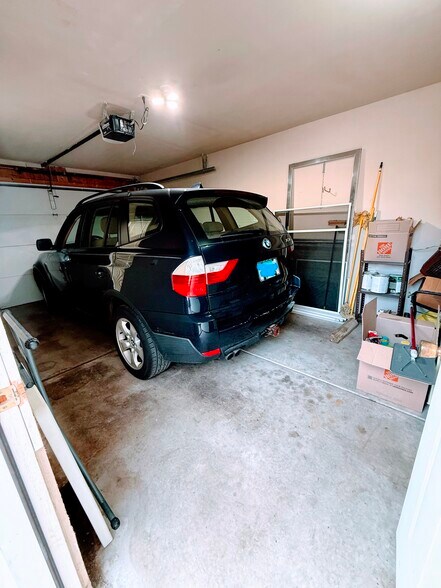 Large Garage - 470 E Vallette St
