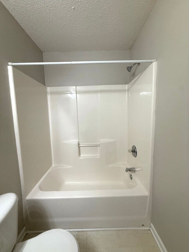 Building Photo - Renovated  3 Bed 3.5 Bath Town Home