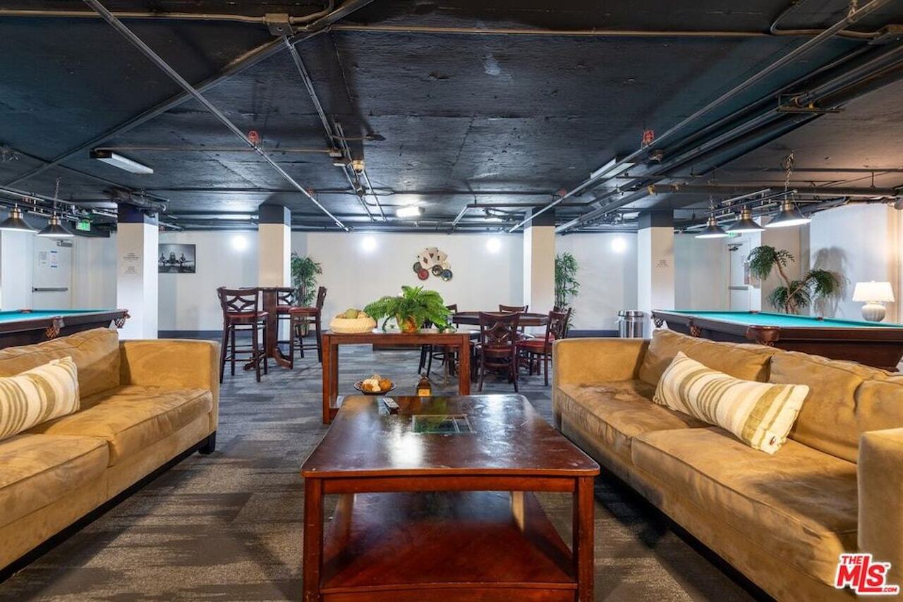 Building Photo - 10982 Roebling Ave