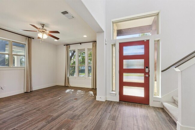 Building Photo - 6000 Baythorne Dr