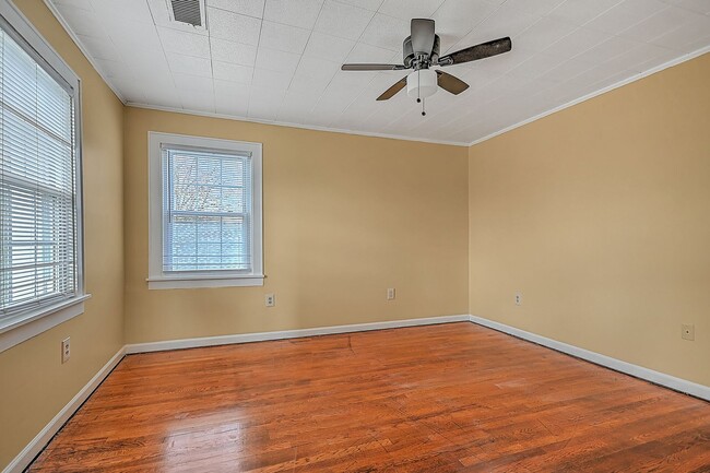 Building Photo - 3 Bdrms +Office / 2 baths Upstairs Apt - K...