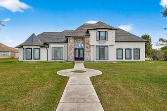 Building Photo - Large 4 Bed, 3.5 bath luxury home on 1 acr...