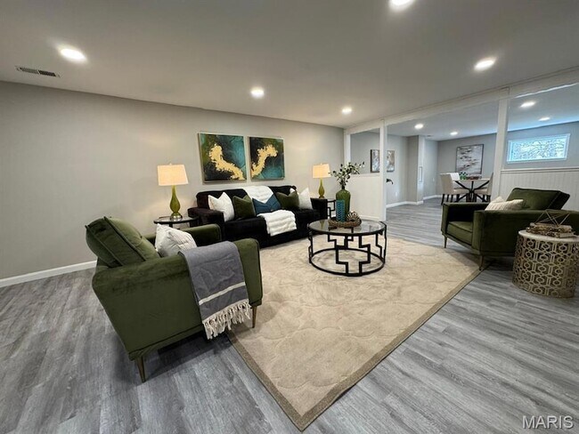 Building Photo - 924 Fernview Dr