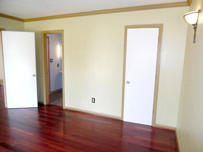 Building Photo - Great Curb Appeal, Location, and Price!