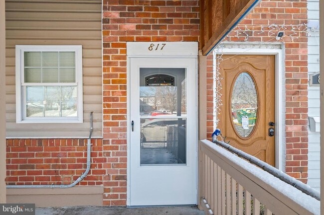 Building Photo - 817 5th St