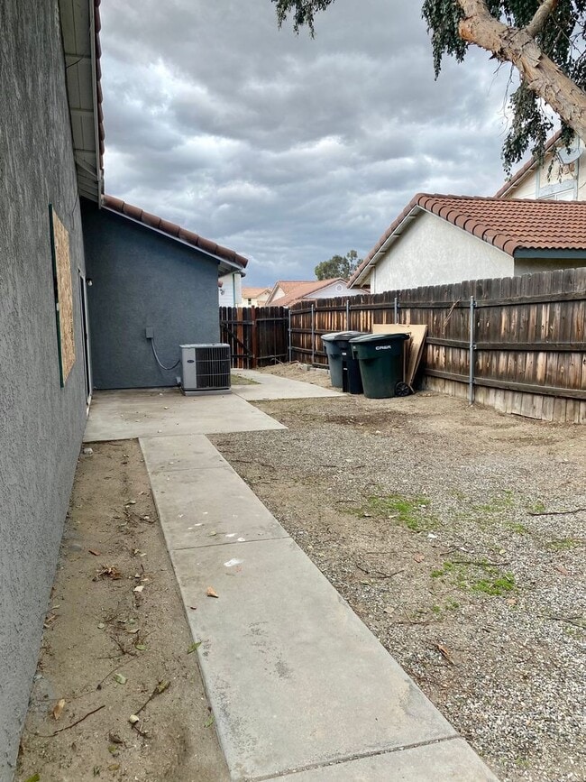 Building Photo - 3 bedroom 2 bath House in San Jacinto - Available now!