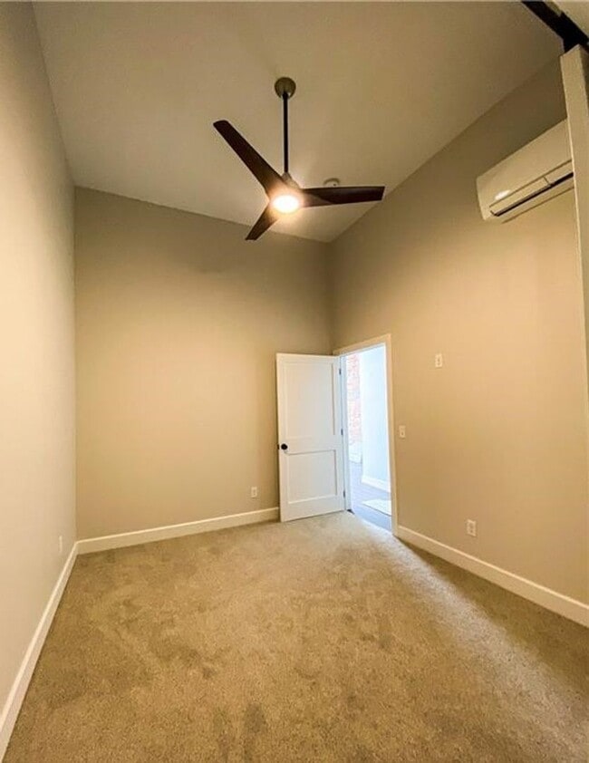 Building Photo - One Bedroom Apartment