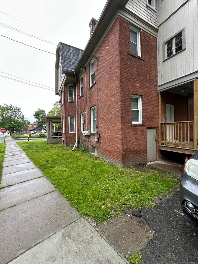 Building Photo - 483 Edgewood St