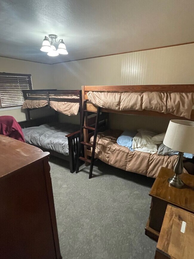 Building Photo - Quiet 4Bd 2Ba home avail. for a 3-5 month Seasonal Lease! Avail. Call and inquire today!