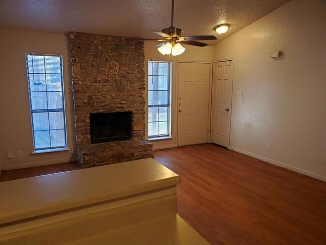 Building Photo - 1733 Horseshoe Cir