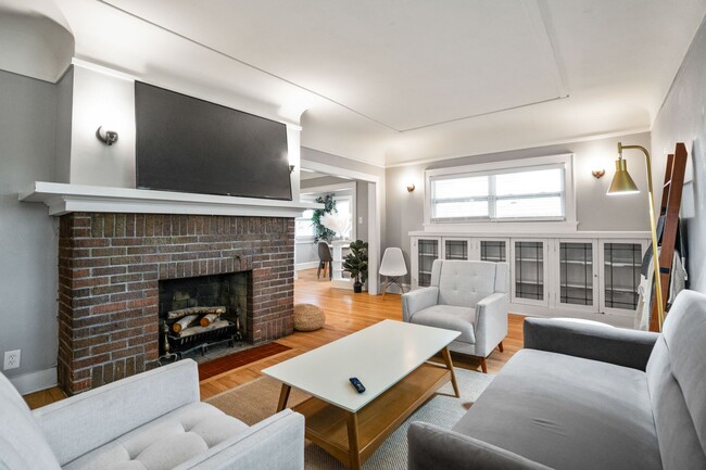 Primary Photo - Rare quality UWM Flat , Walk to Campus!
