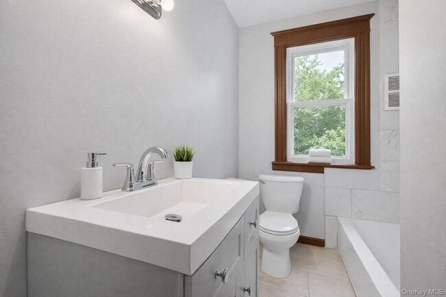 Building Photo - 148 Winnikee Ave