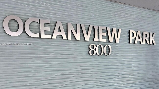 Building Photo - 800 Parkview Dr