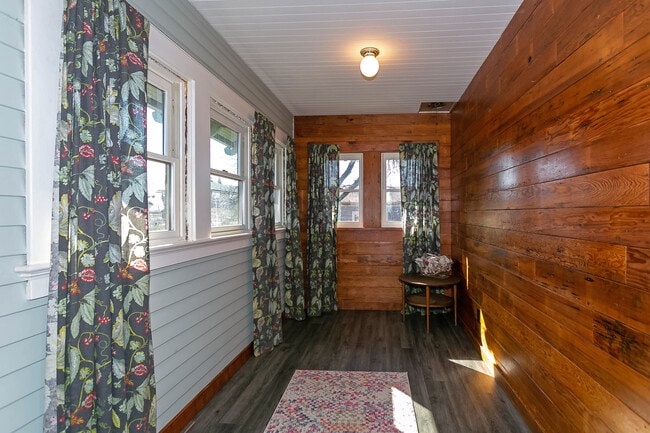 Bonus Room - 718 NE Dekum St