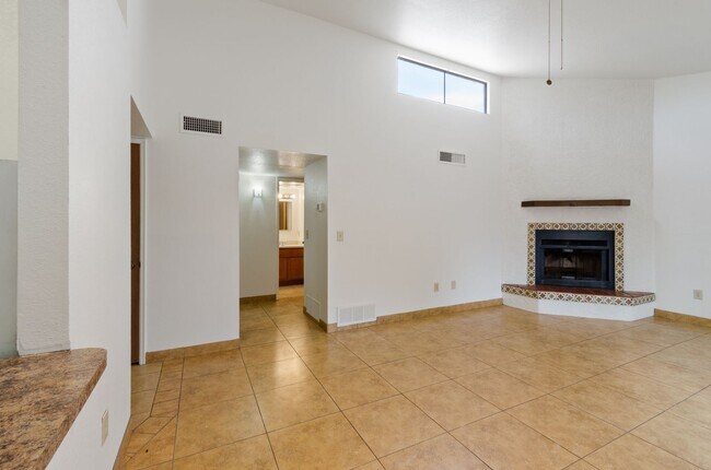 Building Photo - Private and Charming 2 Bed 1 Bath house