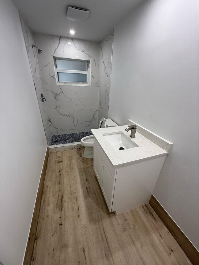 Building Photo - 1480 E Sample Rd