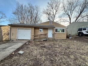 Building Photo - 3 bed 1 bath house with garage