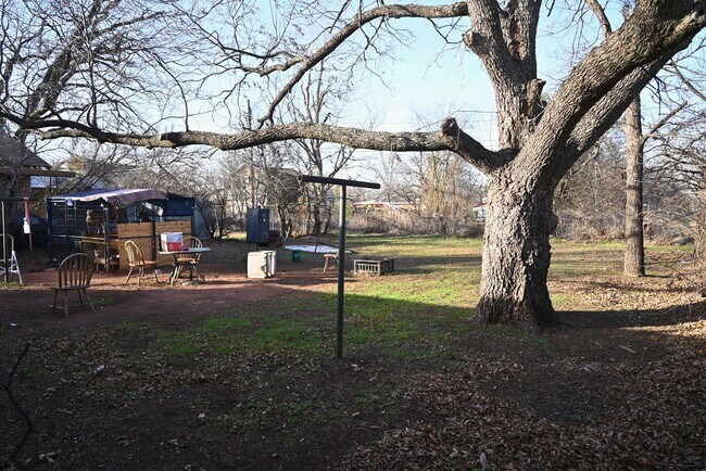 Building Photo - 902 Flood St