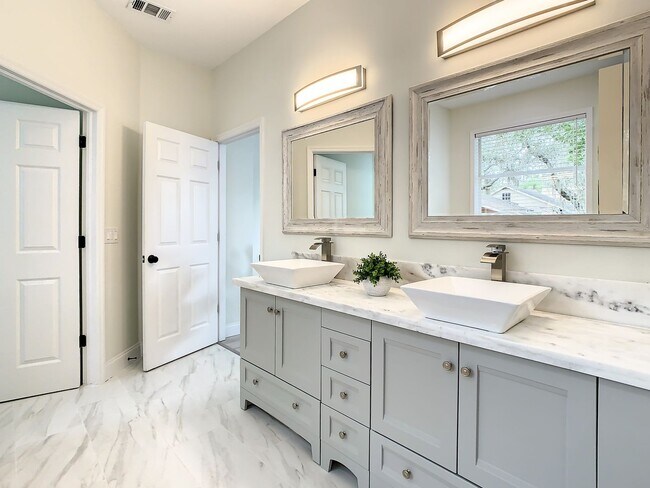 Building Photo - Beautifully Remodeled Citrus Park House