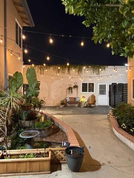 Plenty of outdoor seating - 4445 Murietta Ave