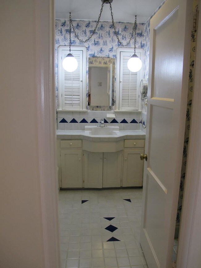 Bathroom - 1172 Ruberta Ave