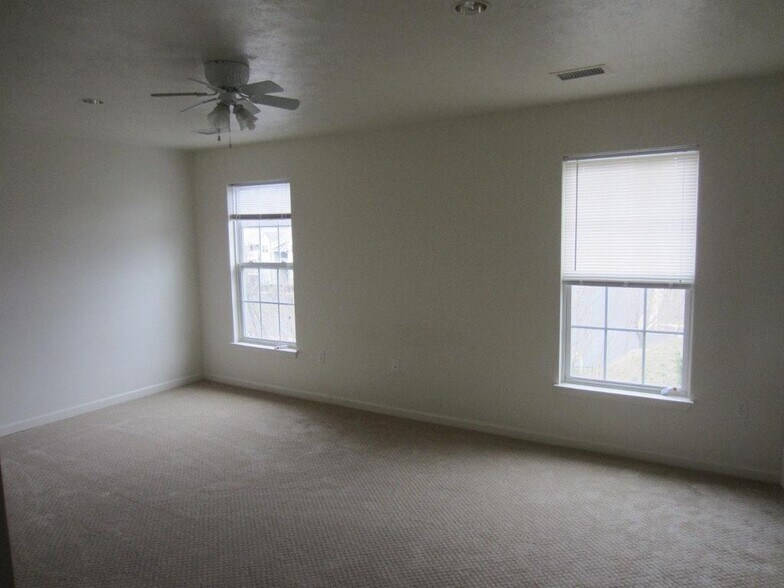 Building Photo - 188 Blue Grass Cir