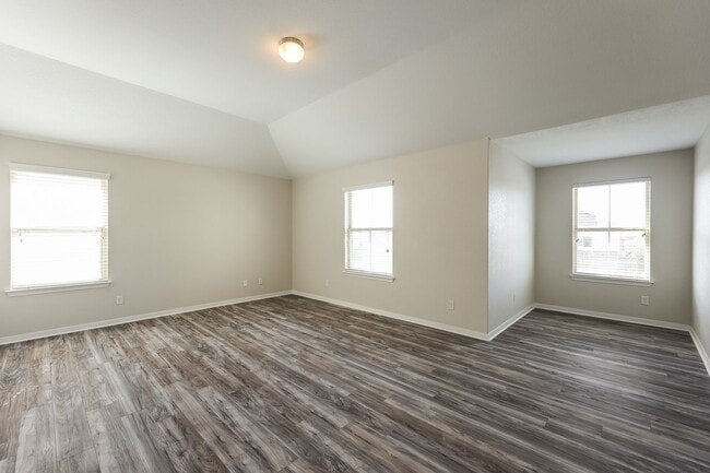 Building Photo - HUGE 4 BEDROOM 3.5 BATHROOM HOUSE- ONLY 7.5 MILES FROM RANDOLPH AIRFORCE BASE