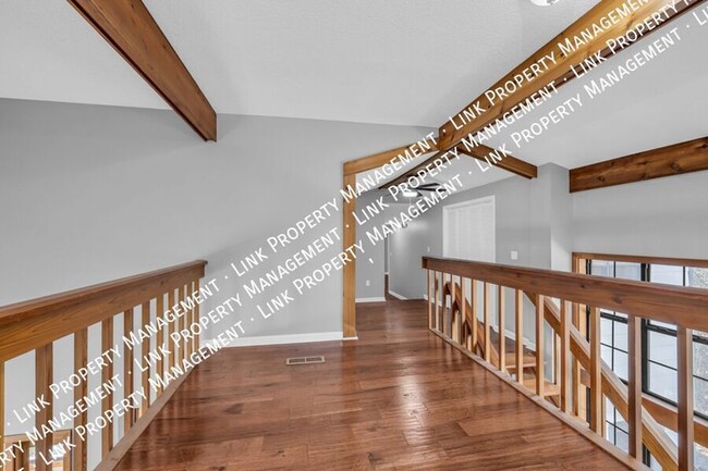 Building Photo - SPECIAL Half off January!  Spacious, Renov...